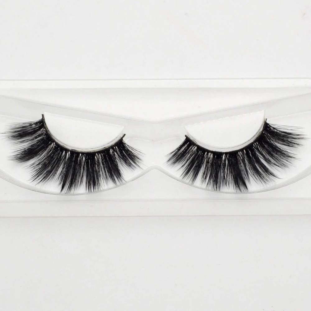 Beautiful Dramatic Lashes - Picture 2 of 3